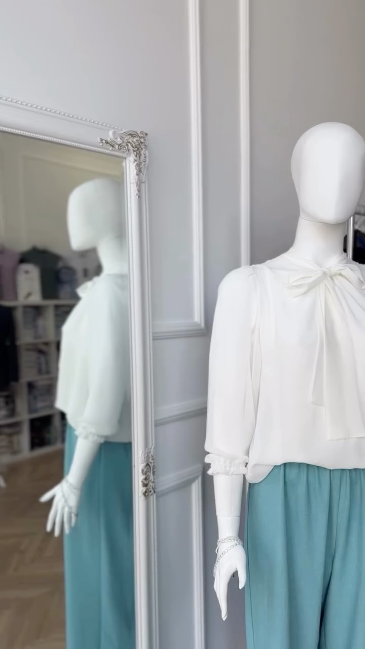 ✨ Unele locuri trăiesc odată cu tine. Cresc, se schimbă… și îți rămân în suflet pentru totdeauna.
Magazinul ăsta a fost parte din copilăria mea. Aici, în Slatina, mi-am petrecut ani buni, printre haine, umerașe, zâmbete și visuri pe care nici nu știam că le am. Îmi plăcea să mă joc cu ideea de „altfel”. Să mut, să combin, să simt. Mă jucam printre rochii și costume, atingând materialele, descoperind culori și texturi, iar mintea mea de copil își făcea propriile povești.
Fără să-mi dau seama, aici s-a aprins dragostea pentru frumos. Pentru haine, pentru spații, pentru tot ce spune o poveste fără cuvinte. Acest loc a fost începutul unui drum pe care nici nu știam că îl voi urma.
Anii au trecut, dar legătura mea cu acest spațiu nu a dispărut. A rămas mereu în mine, ca o amintire caldă care m-a inspirat să cresc, să visez și să muncesc pentru ce iubesc.
Acum, locul copilăriei mele e al meu. Și e mai mult decât un spațiu amenajat — e un vis împlinit cu suflet, muncă și iubire. Timp de o săptămână am stat aici de dimineața până noaptea târziu, cu mâinile muncite și inima plină de emoții, schimbând fiecare colțișor pentru a păstra esența care mă face să mă simt acasă.
Ce vezi aici nu e doar un before & after. E despre rădăcini. Despre familie. Despre recunoștință. Despre cum un vis început în copilărie prinde formă prin muncă și pasiune.
Magazinul Luchi Lux, în Slatina, vă așteaptă cu marfa de la producători români, încă din 1992. Ne găsiți pe Dinu Lipatti 11.
Pentru mine, acest proiect e mai mult decât un spațiu frumos — e o bucată din povestea mea și din ceea ce am construit cu suflet.
#visdincopilarie #visîmplinit #beforeandafter #COMDesignStudio #designinterior